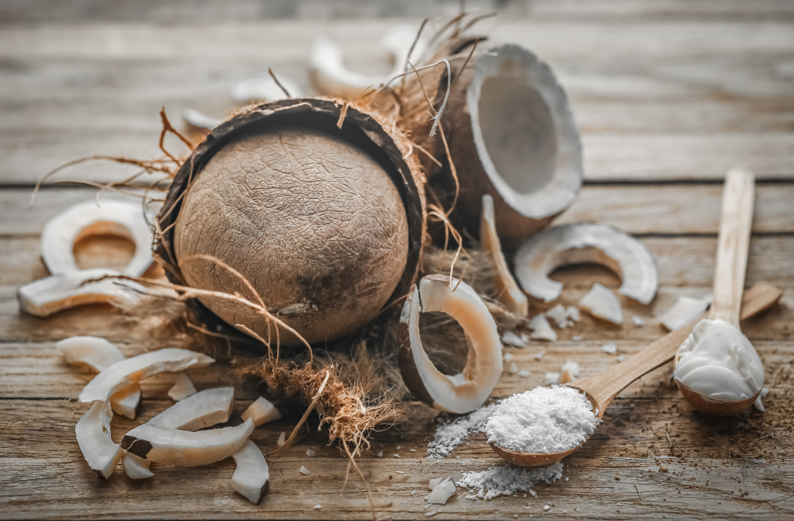 Cracked coconut and desiccated powder